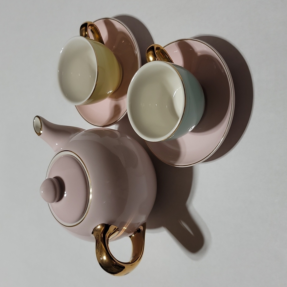 FAO SCHWARZ KID TOY MINITURE TEA CUPS SAUCERS SIX PIECE PASTEL TEA TIME PLAYSET